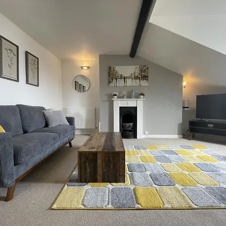 Enchanting Escape With Peaceful Views Apartman Bristol