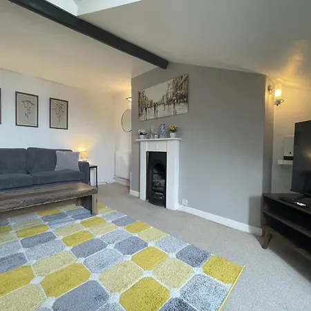 Enchanting Escape With Peaceful Views Apartman Bristol
